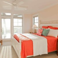 neparasta persiku krāsas apvienojuma variants dzīvokļa attēla dizainā
