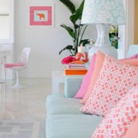 het idee om een ​​mooie perzikkleur te combineren in de inrichting van een appartementfoto