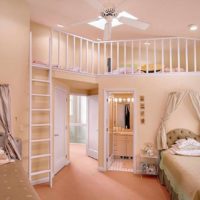 spilgtas persiku krāsas kombinācijas piemērs dzīvokļa attēla stilā