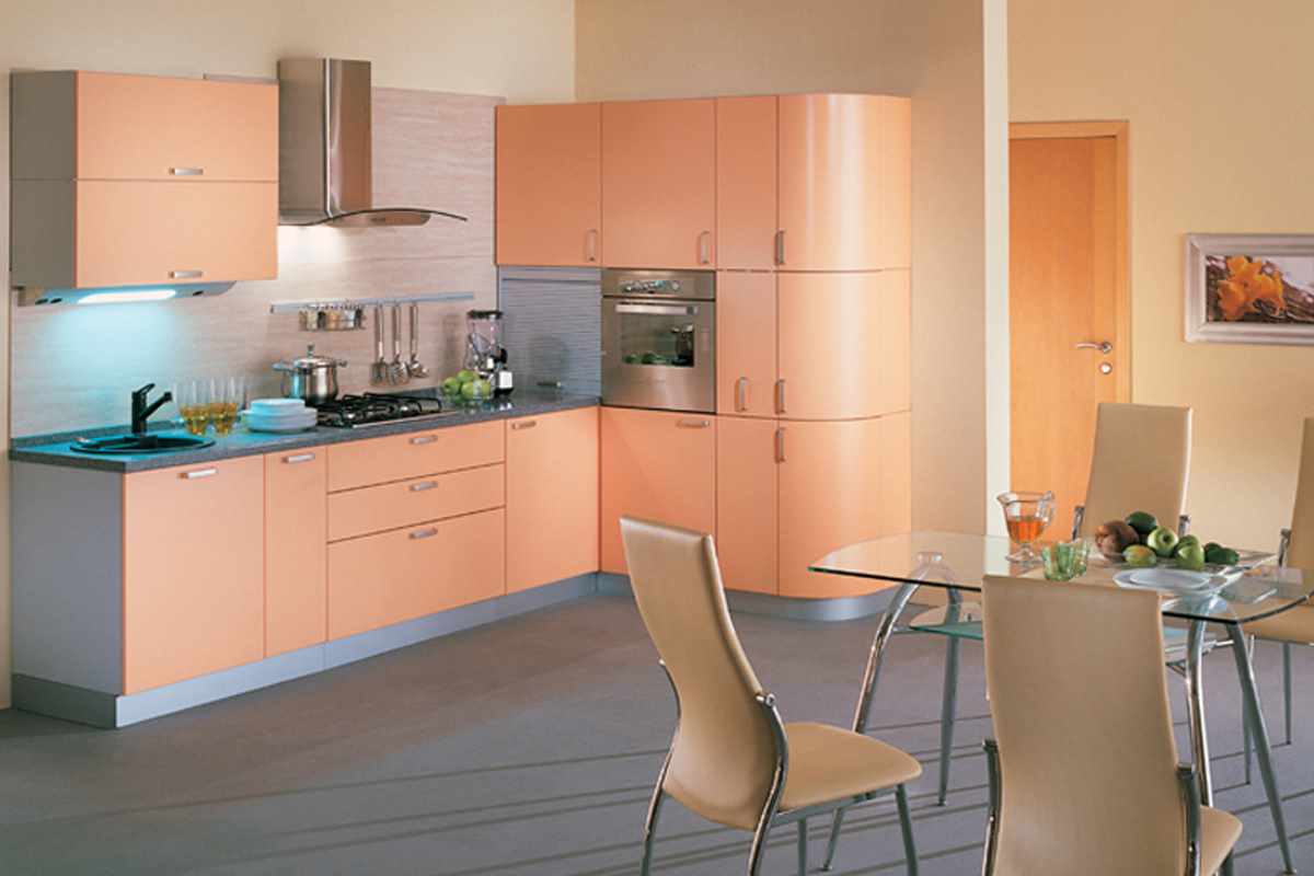 skaista persiku krāsas kombinācija dzīvokļa dekorā