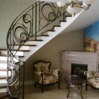 versiunea scărilor interioare luminoase într-o fotografie cinstită a casei