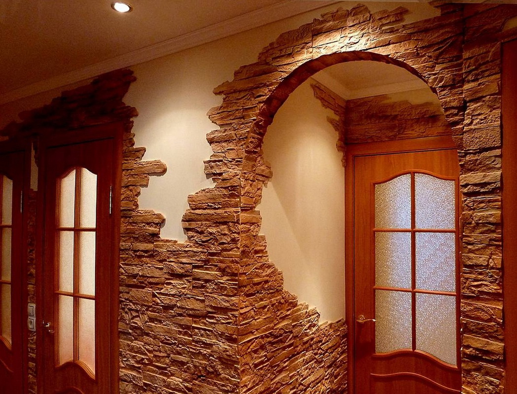 Dekoracija luka u hodniku s umjetnim kamenom