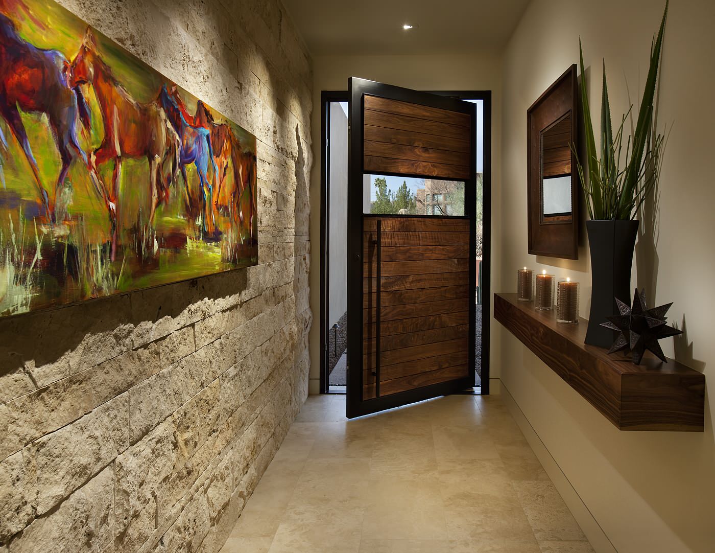 Zidna dekoracija u hodniku s umjetnim ukrasnim kamenom