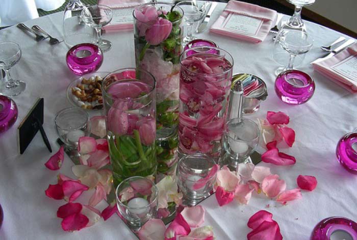بتلات الورد في تصميم طاولة الزفاف