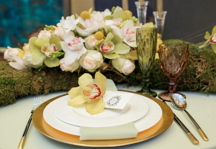 أدوات المائدة على طاولة الزفاف في مكان العروس