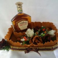 Bouquet sebagai hadiah kepada seorang lelaki dengan alkohol dan gula-gula