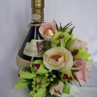 Krásná kytice s alkoholem jako dárek