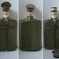 Skleněná láhev ve vojenské tunice