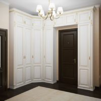 Шкафове в коридора в класически стил