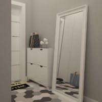 Zrcadlo na podlaze v chodbě