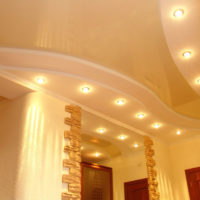 Rastegnuti strop i svjetla u hodniku