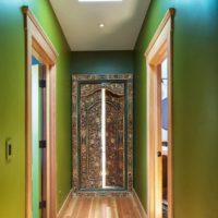 Zelená barva a starověké motivy v interiéru chodby