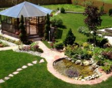 Zahradní nábytek a domácí rybník v zahradě