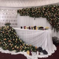Satu contoh menghias meja perkahwinan dengan susunan bunga