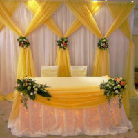 الأقمشة الصفراء والبيج في تصميم الجدول الزفاف