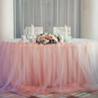 Rok tulle cahaya di sekitar meja perkahwinan