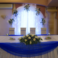 Tulle biru di sekitar tepi meja perkahwinan