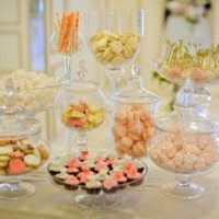 Posluživanje slatkiša za svadbenim stolom