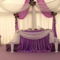 Lilac tulle dalam reka bentuk meja pengantin lelaki dan perempuan