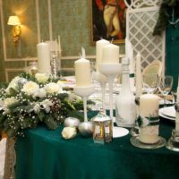 Lumânări în decorarea mesei de nuntă