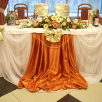 O fustă de tul în jurul marginilor mesei de nuntă