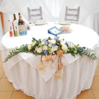 Decorațiunea rotundă a mesei de nuntă