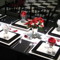 Dekorasi meja perkahwinan di hitam dan putih