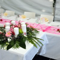 طاولة للشموع أمام العروس والعريس