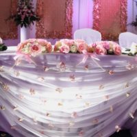 Pencahayaan rok tulle di meja perkahwinan