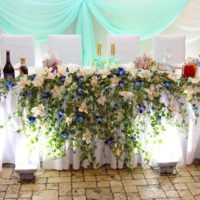 Pengaturan bunga sebagai hiasan meja perkahwinan