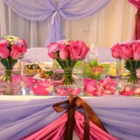 Ružičaste ruže u dekoru vjenčanog stola