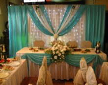 Lilac and beige fabrics in the design of the wedding table