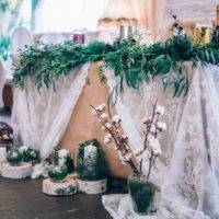 Compoziții din plante pentru decorarea unei mese de nuntă