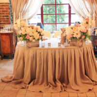 Decorazione della tavola di nozze in colore beige.