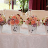 Buchete de flori pe o masă de nuntă
