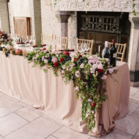 Vjenčani stol na pozadini kamina