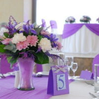 Plat dengan nombor di atas meja untuk tetamu perayaan perkahwinan