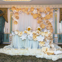 الزهور الاصطناعية في تصميم الجدول الزفاف