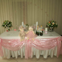 Dekoracija vjenčanog stola s mekim igračkama