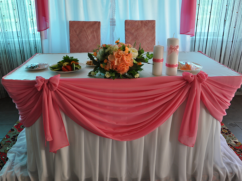 Rok tulle merah jambu di meja perkahwinan pengantin baru