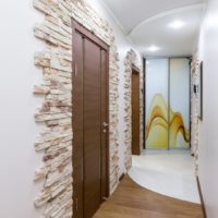 Ubin batu di dinding di lorong