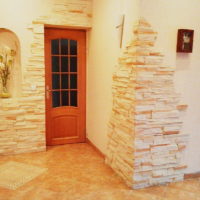 Satu contoh menghiasi dinding lorong dengan batu hiasan
