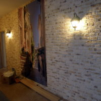 Имитация на зидария на стената в коридора