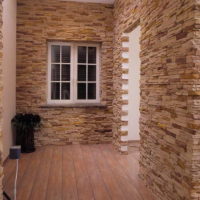 Privataus namo prieškambaris su akmens sienų apdaila
