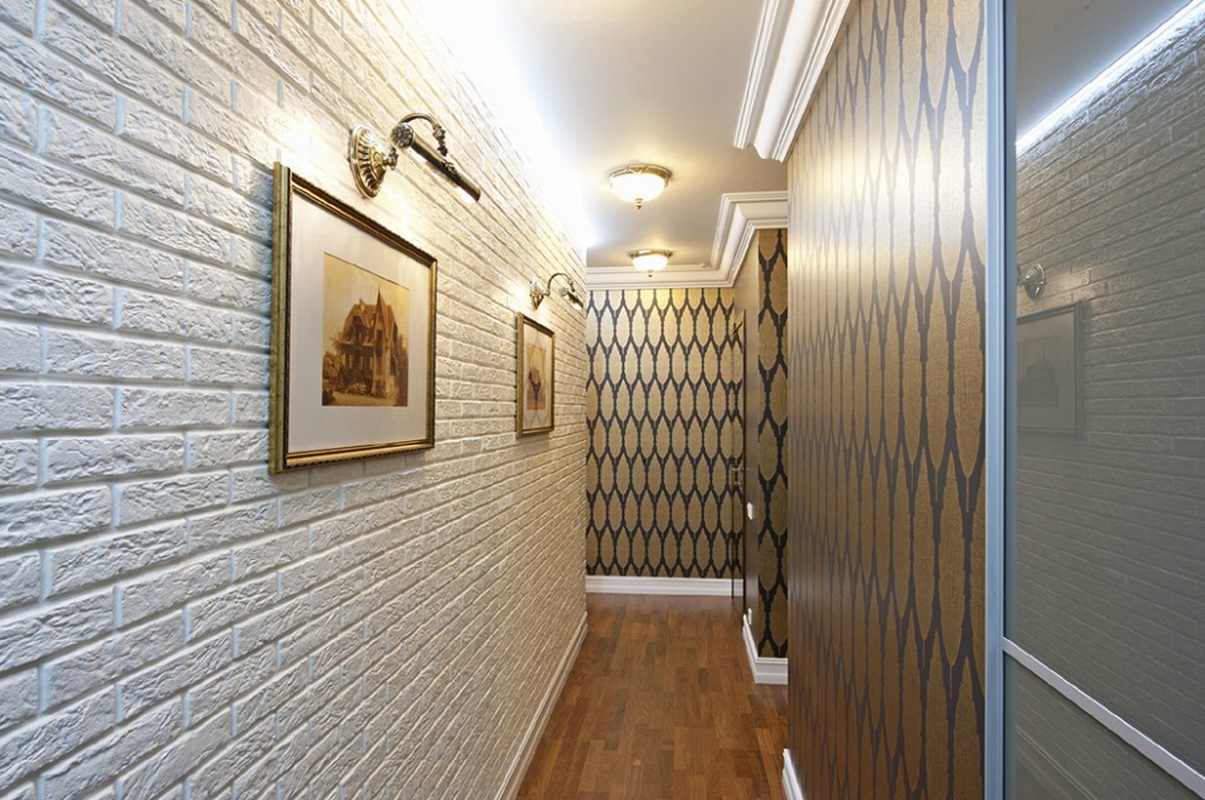 Kombinacija kamena i tapeta u dizajnu hodnika