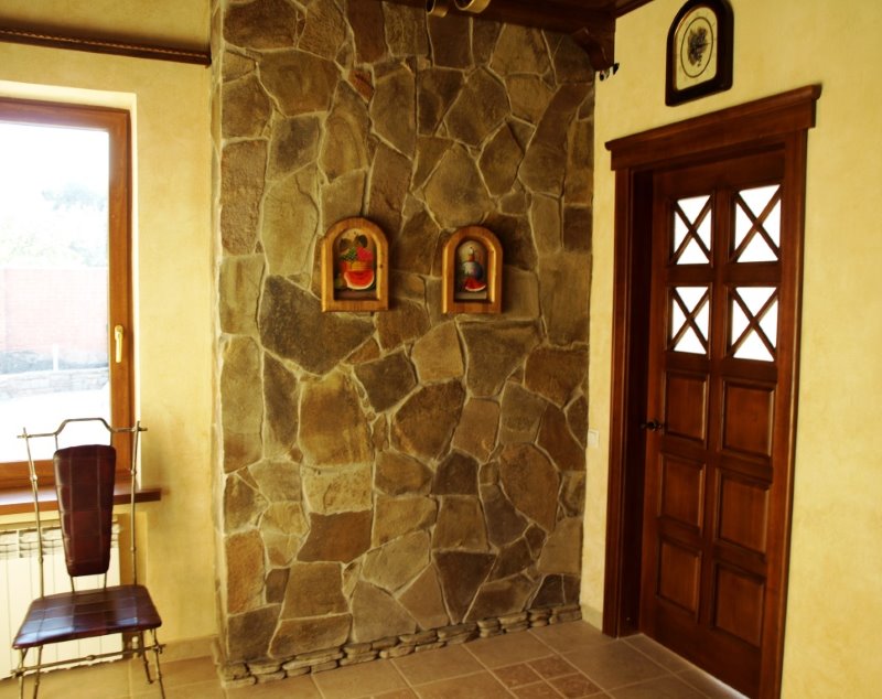 Hiasan dinding di dewan pintu masuk dengan batu pasir semulajadi