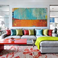 skaista dzīvokļa interjera piemērs pop mākslas attēla stilā