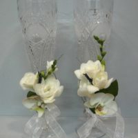 varianta unei frumoase decorațiuni a decorului ochelarilor de nuntă
