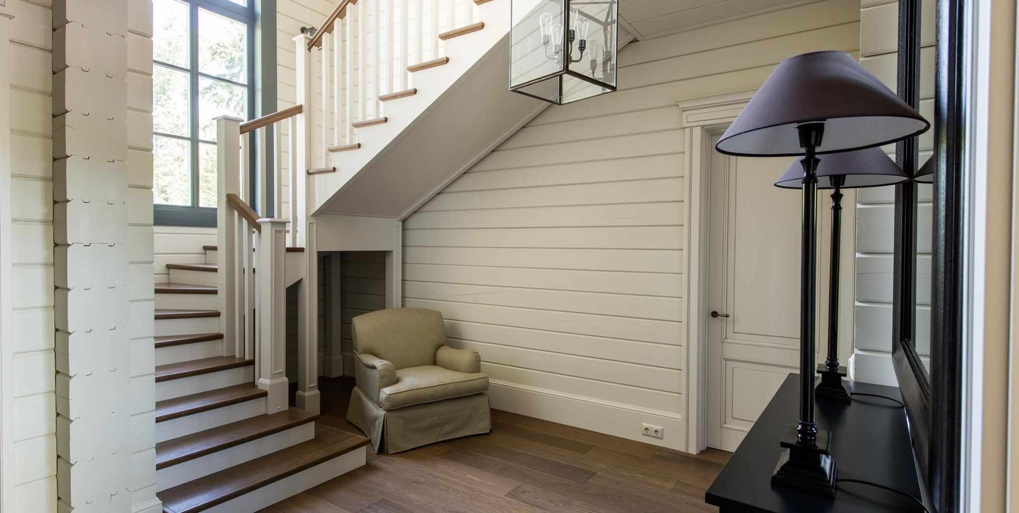 ideea unui design neobișnuit de scări într-o casă cinstită