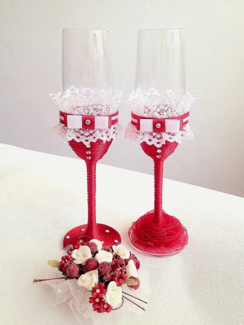 Példa az esküvői poharak dekorációjának szokatlan dekorációjára